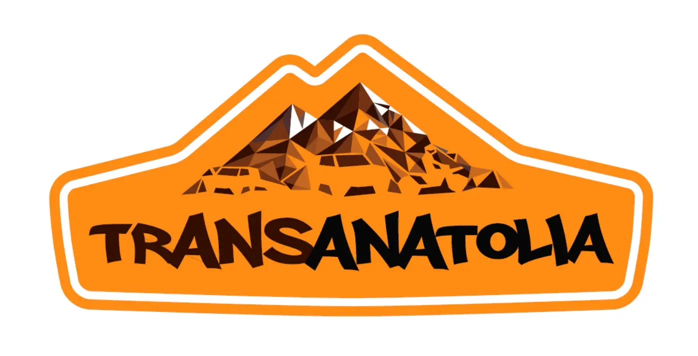 TransAnatolia rally-raid organizasyonunun turuncu zeminli, dağ figürlü logosu.