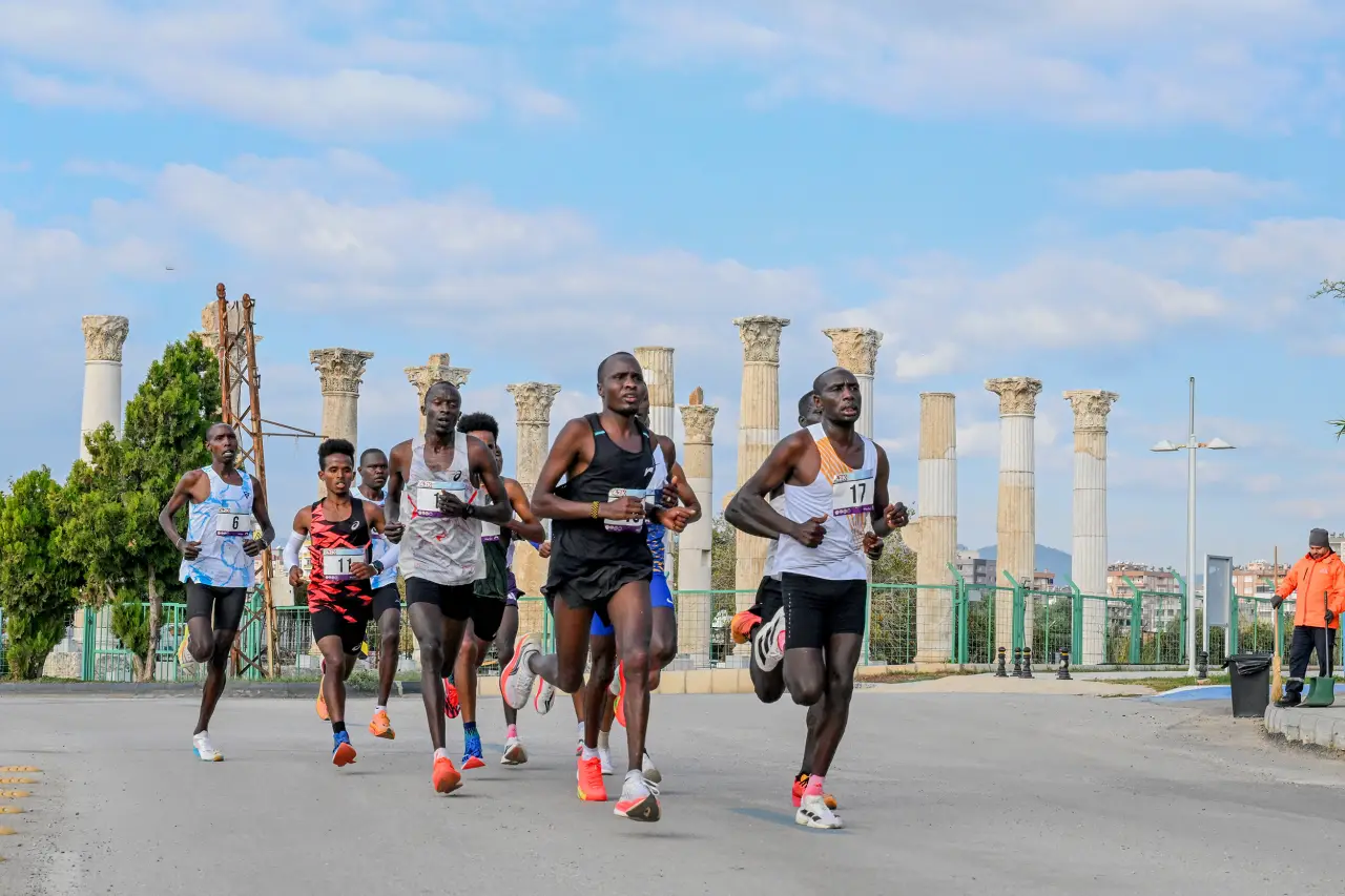 Mersin’de düzenlenen Uluslararası Mersin Maratonu’nda yabancı sporcuların lider grubu yarış sırasında görüntülendi.