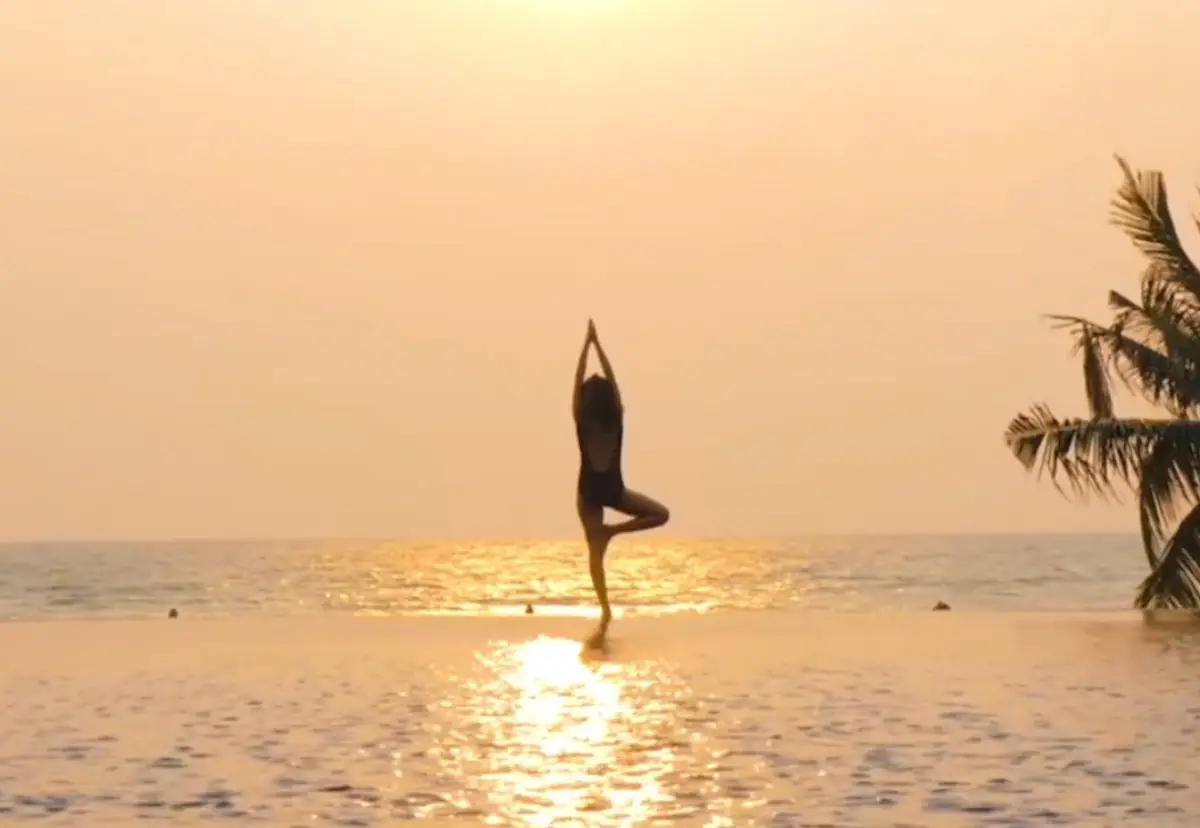 Hua Hin de günbatımında yoga