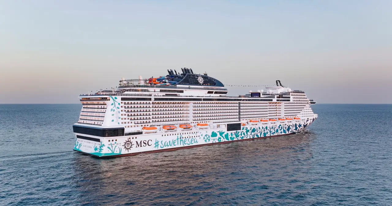Denizde ilerleyen MSC Cruises yolcu gemisi, gövdesinde çevre temalı #savethe sea tasarımıyla.