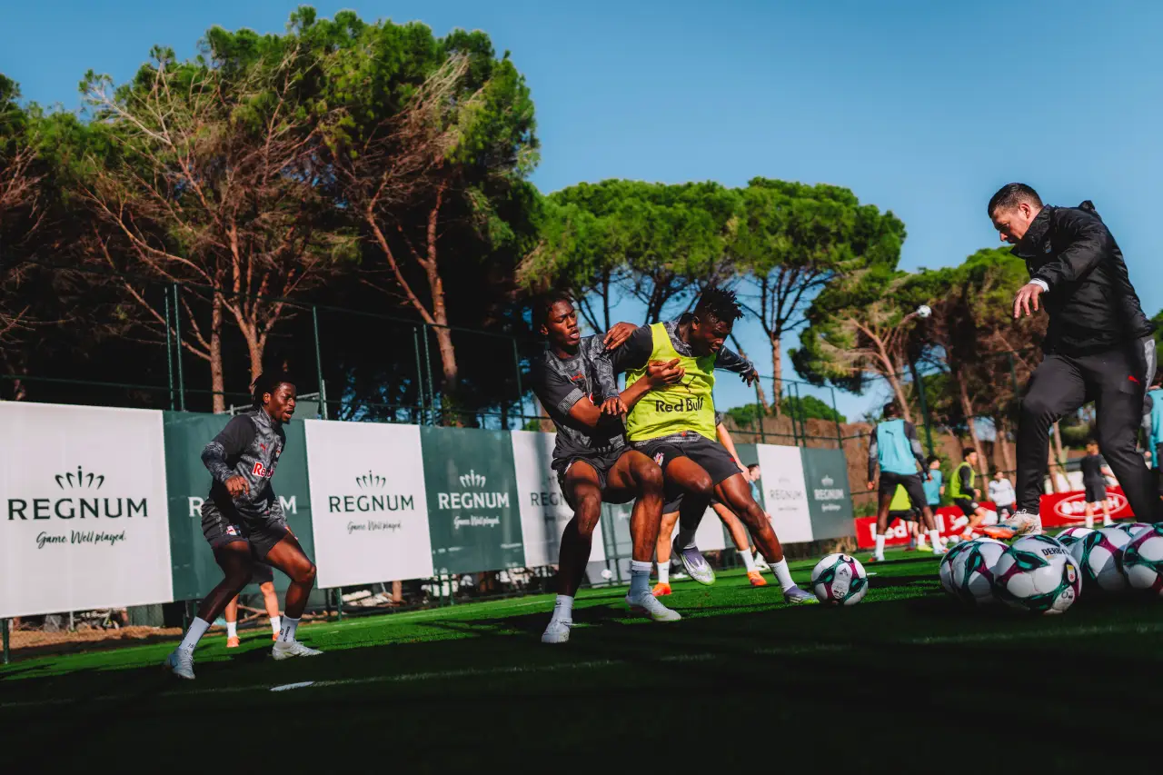 Regnum Belek tesislerinde kamp yapan profesyonel futbolcuların sahada antrenman yaptığı an.