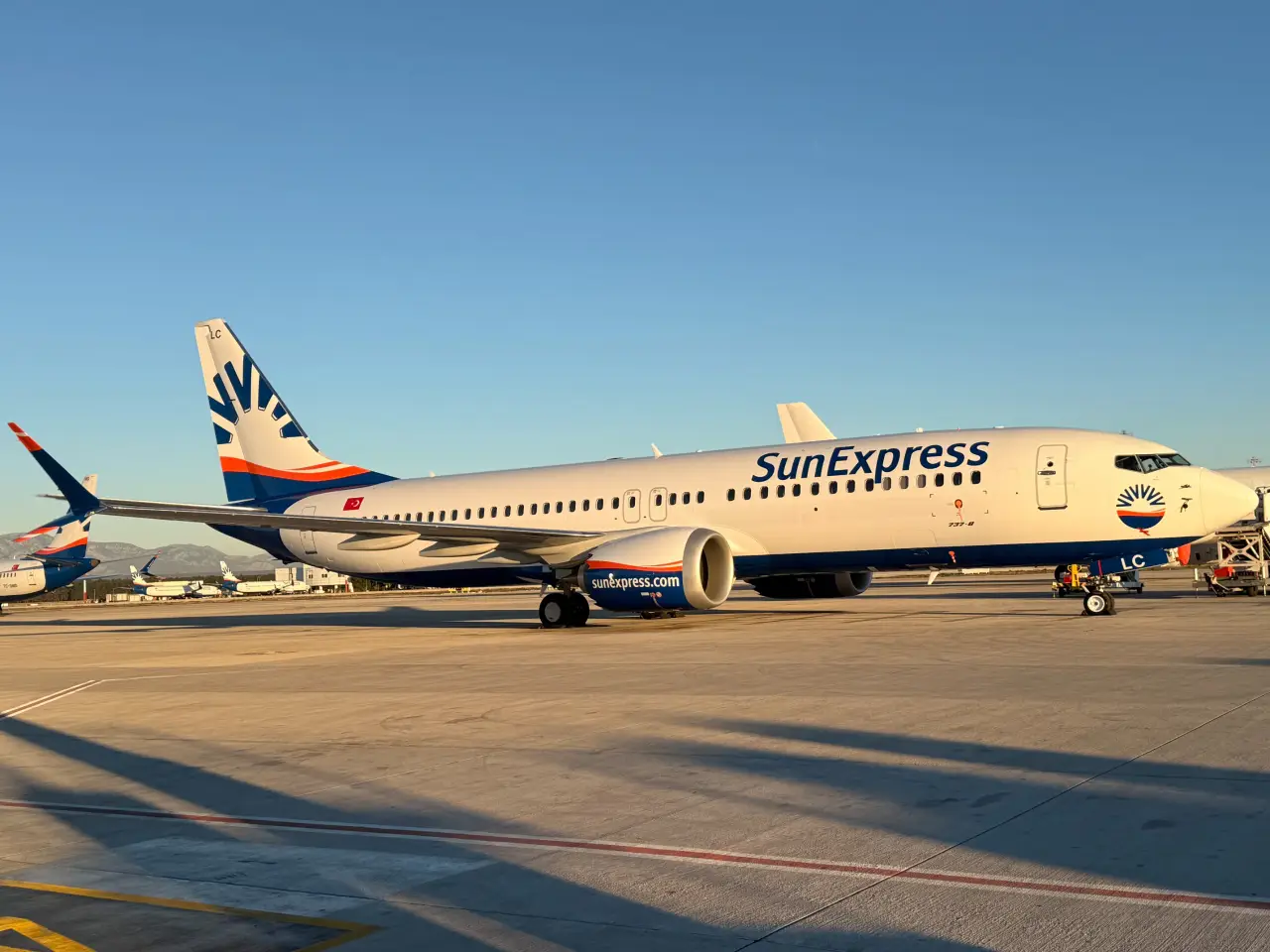 Antalya Havalimanı’nda park halinde bulunan SunExpress’e ait Boeing 737-8 tipi yolcu uçağı.