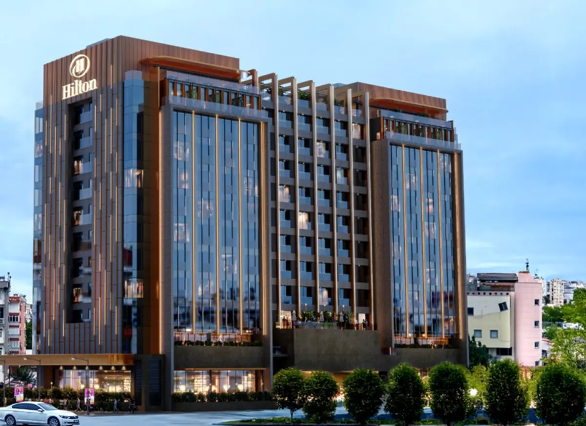 Antalya şehir merkezinde yer alan modern mimariye sahip Hilton otel binasının dış görünümü