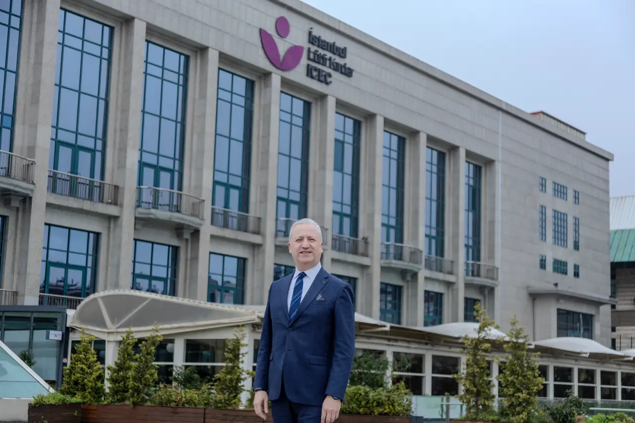 İstanbul Lütfi Kırdar Kongre ve Sergi Sarayı binası önünde takım elbiseli yeni genel müdür Deniz Dikkaya