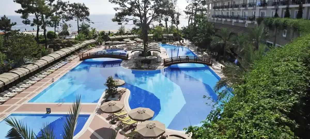 Alkoçlar Exclusive Kemer otelinin havuz ve sahil alanından bir görünüm; markanın icra yoluyla satışa çıkarılması turizm sektöründe dikkat çekti.