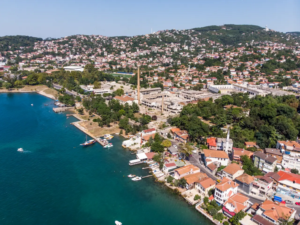 Paşabahçe sahilinde deniz kıyısındaki eski Şişecam fabrika alanının ve Beykoz yerleşiminin havadan görünümü.