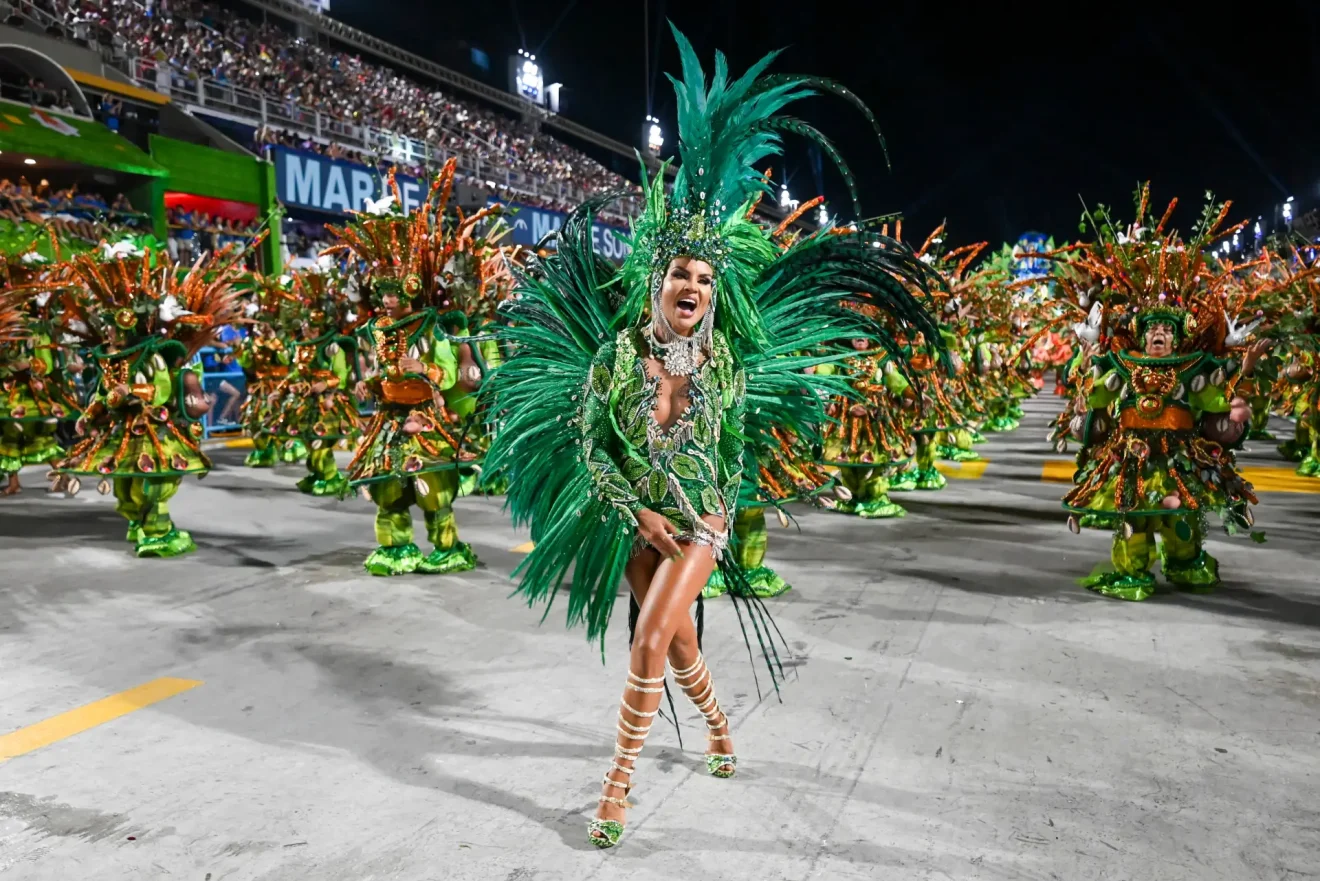 Brezilya Karnavalı’nda yeşil kostümlü samba dansçıları stadyum geçidinde performans sergiliyor