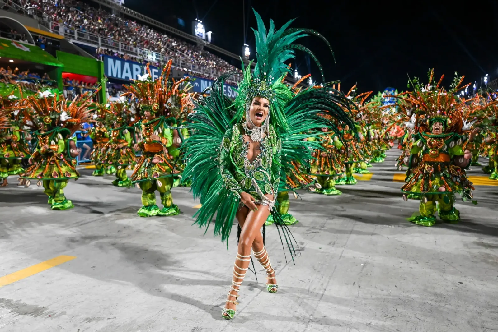 Brezilya Karnavalı’nda yeşil kostümlü samba dansçıları stadyum geçidinde performans sergiliyor