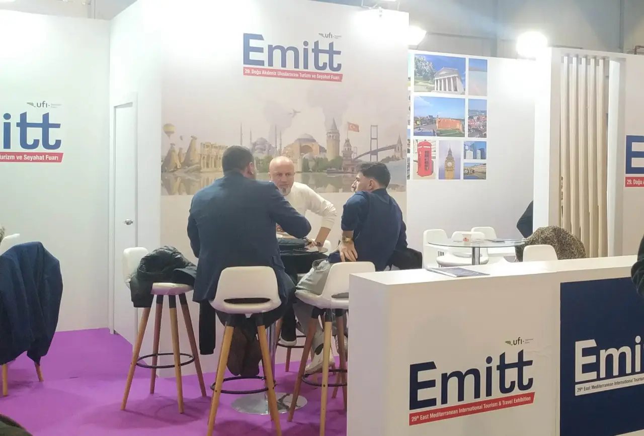 EMITT turizm fuarında sektör profesyonellerinin stantta iş görüşmesi yaptığı an