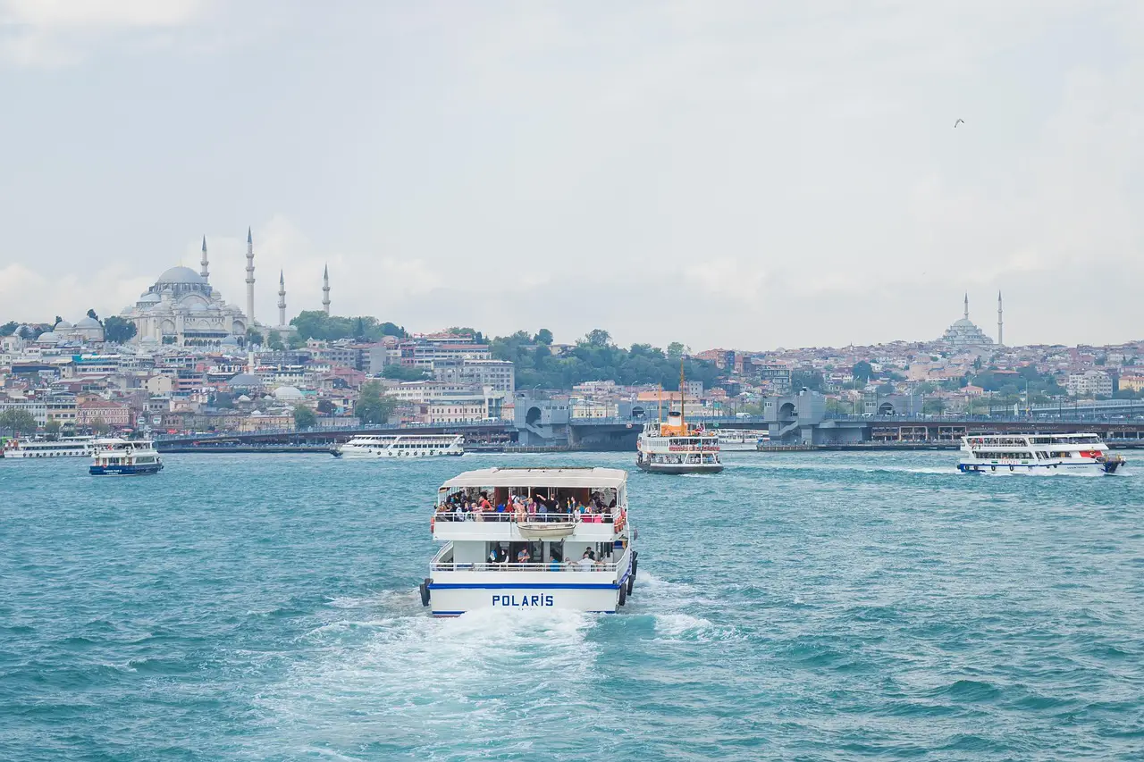 İstanbul Boğazı’nda yolcu vapuru ilerlerken arka planda tarihi yarımada silüeti