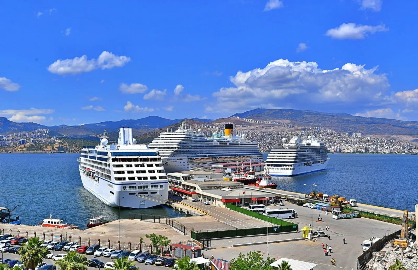 İzmir Alsancak Limanı’nda demirleyen kruvaziyer gemileri; limanın kruvaziyer turizmine odaklanan yeni bir turizm projesiyle yeniden yapılandırılması gündemde.