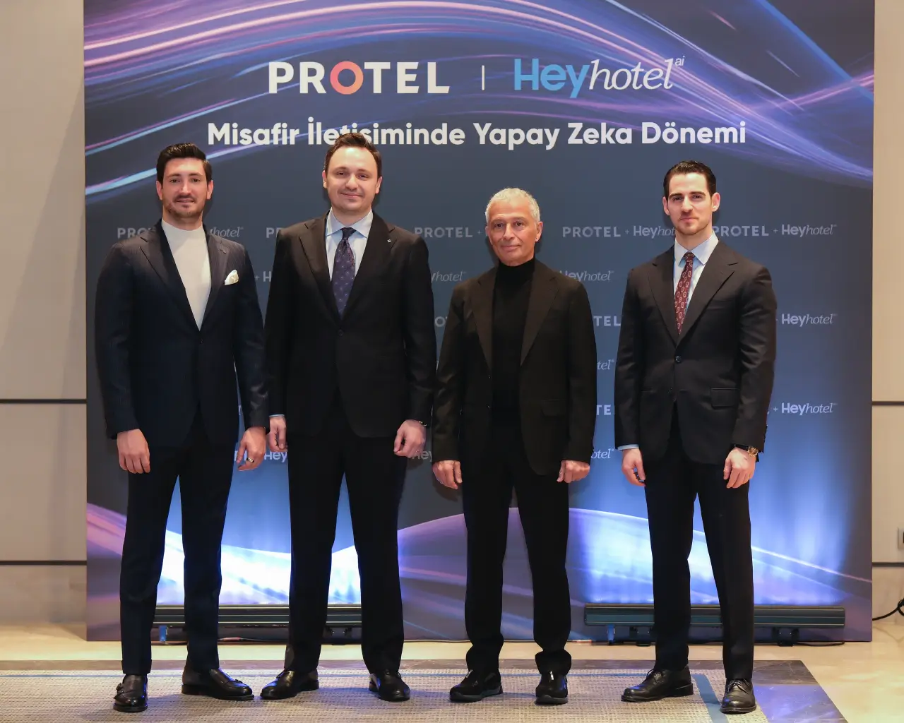 Heyhotel AI’nin lansman toplantısında Protel ve Heyhotel AI yöneticileri, yapay zekâ destekli misafir iletişimi çözümünü tanıttı.