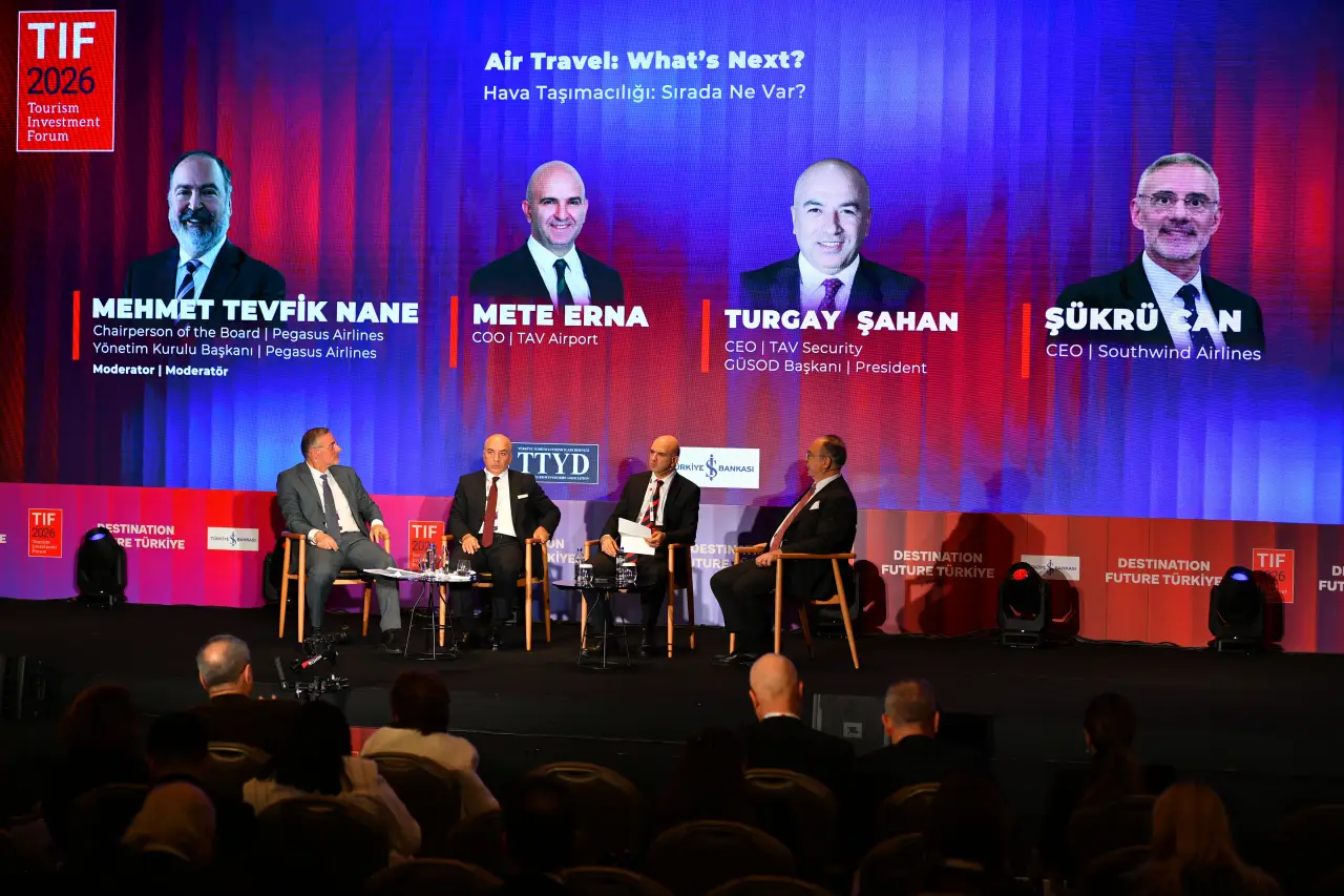 TIF 2026 Turizm Yatırım Forumu’nda havacılık panelinde konuşmacılar sahnede