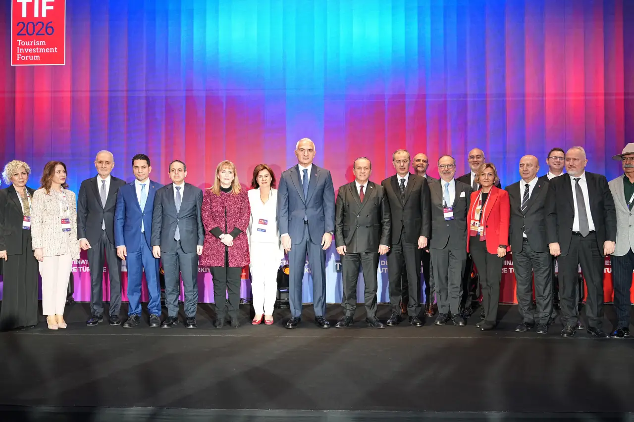 İstanbul’da düzenlenen TIF 2026 Turizm Yatırım Forumu’nda sahnede yan yana duran konuşmacıların toplu fotoğrafı ve arka planda TIF 2026 logosu.
