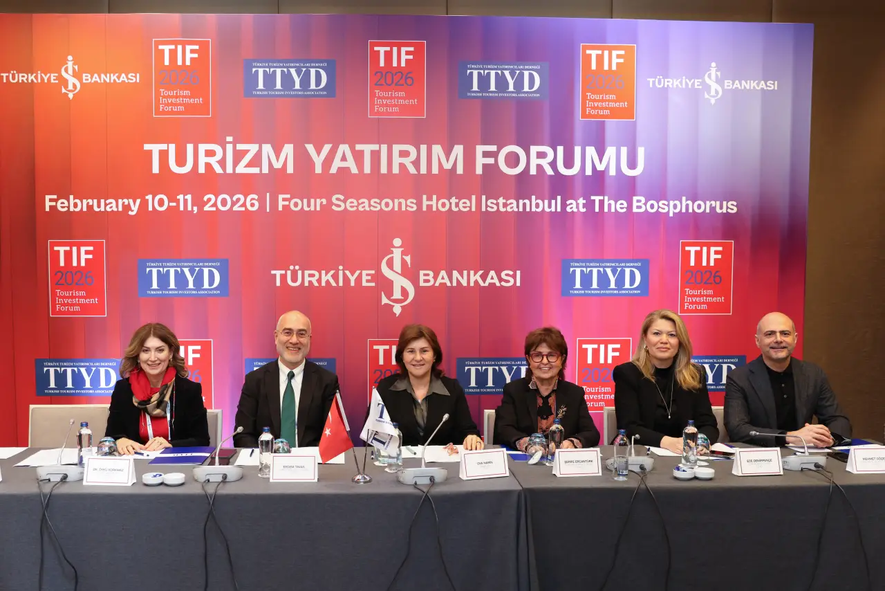 TIF 2026 öncesi düzenlenen turizm yatırım forumu basın toplantısında yöneticilerin oturduğu panel masası