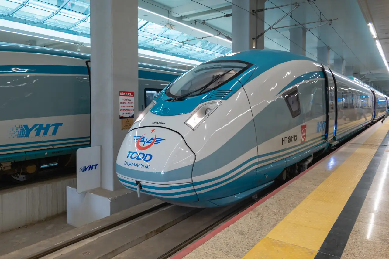 Türkiye’de istasyonda bekleyen modern yüksek hızlı tren