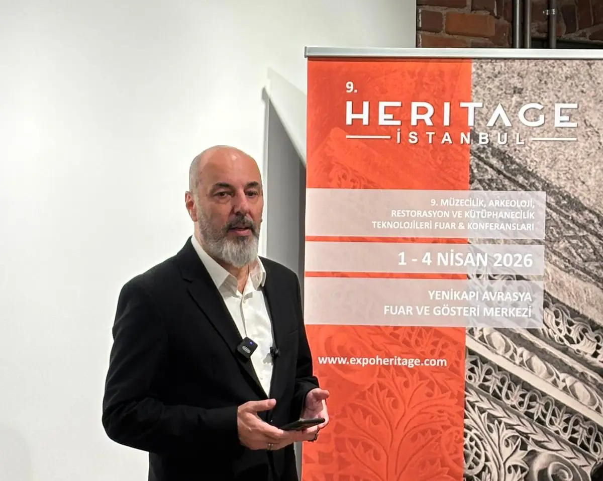 Heritage Projeleri Kurucusu Osman Murat Akan Heritage İstanbul 2026 panosu önünde sunum yapıyor