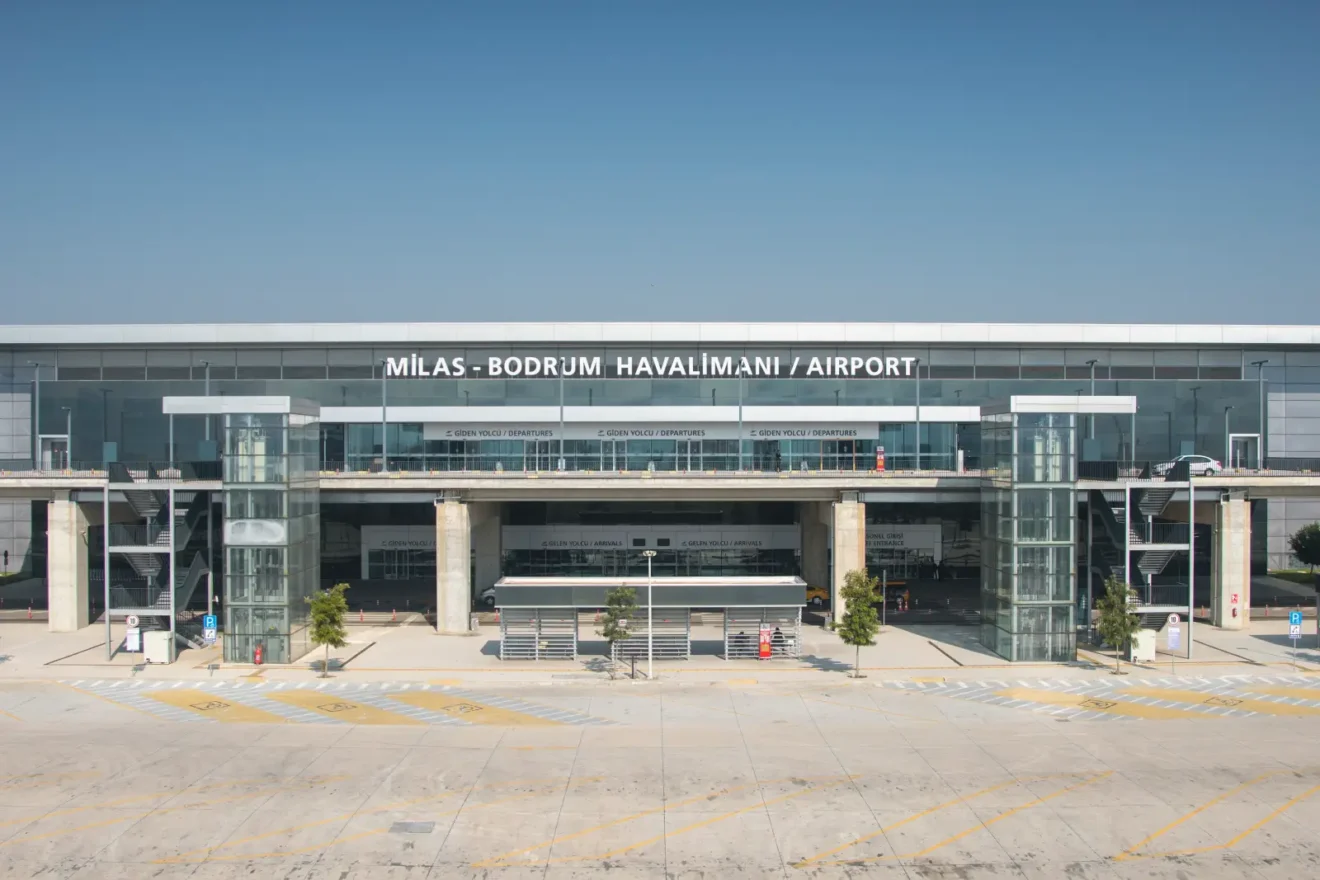 Milas-Bodrum Havalimanı terminal binasının dış cepheden geniş açı görünümü