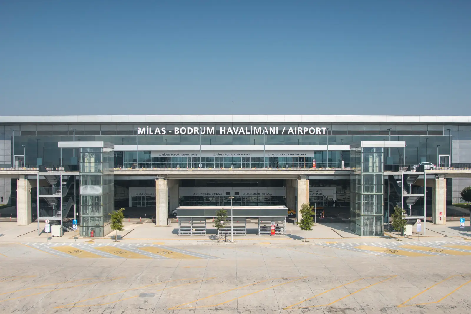 Milas-Bodrum Havalimanı terminal binasının dış cepheden geniş açı görünümü