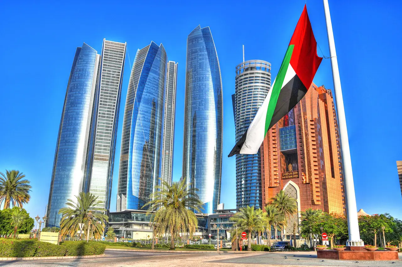 Abu Dabi silüeti, Etihad Towers ve önde Birleşik Arap Emirlikleri bayrağı