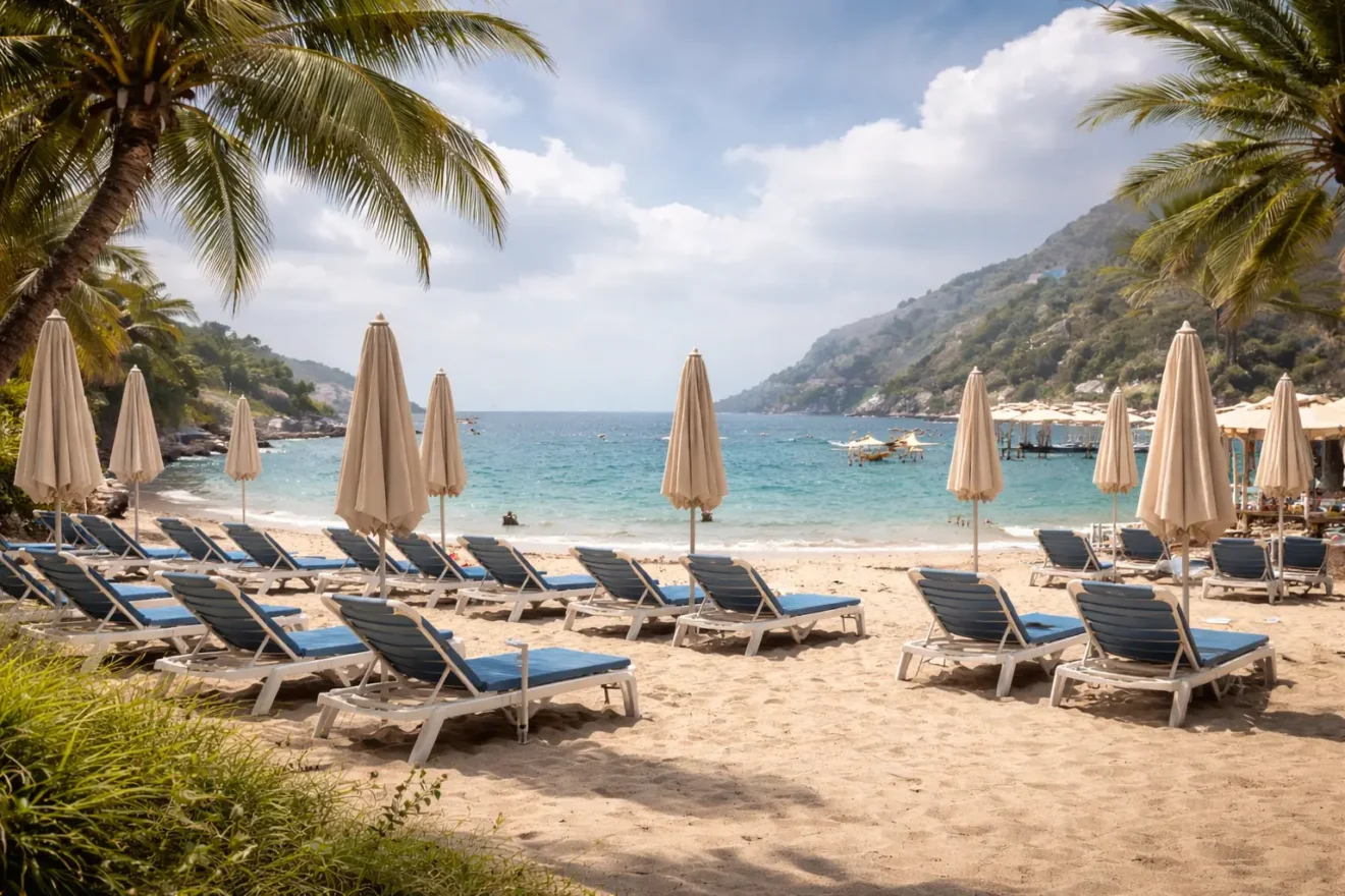 Boş şezlonglar ve kapalı plaj şemsiyeleriyle sakin bir Akdeniz sahili turizmde rezervasyon iptallerinin etkisini simgeliyor