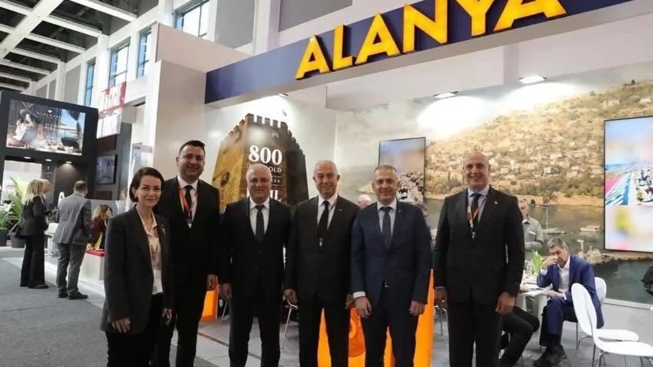 Alanya itb katilimcilari standları önünde poz veriyor