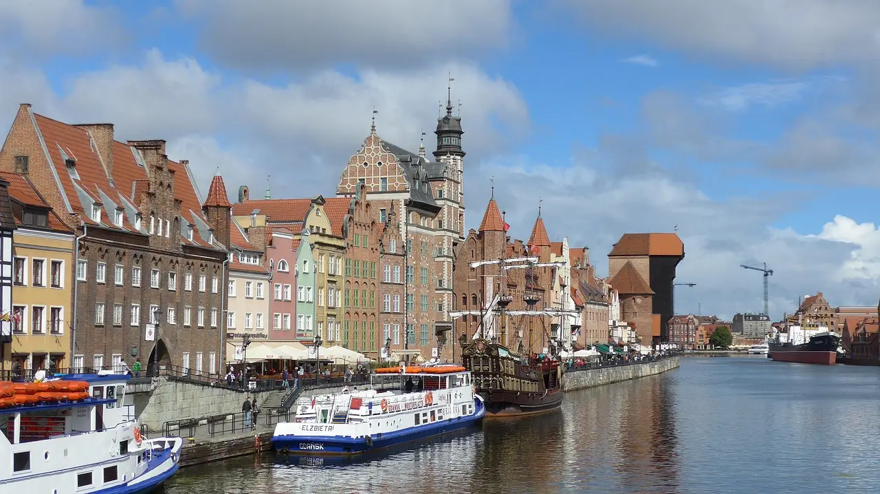 Polonya’nın Gdansk kentinde Motlawa Nehri kıyısındaki tarihi renkli binalar ve tekneler