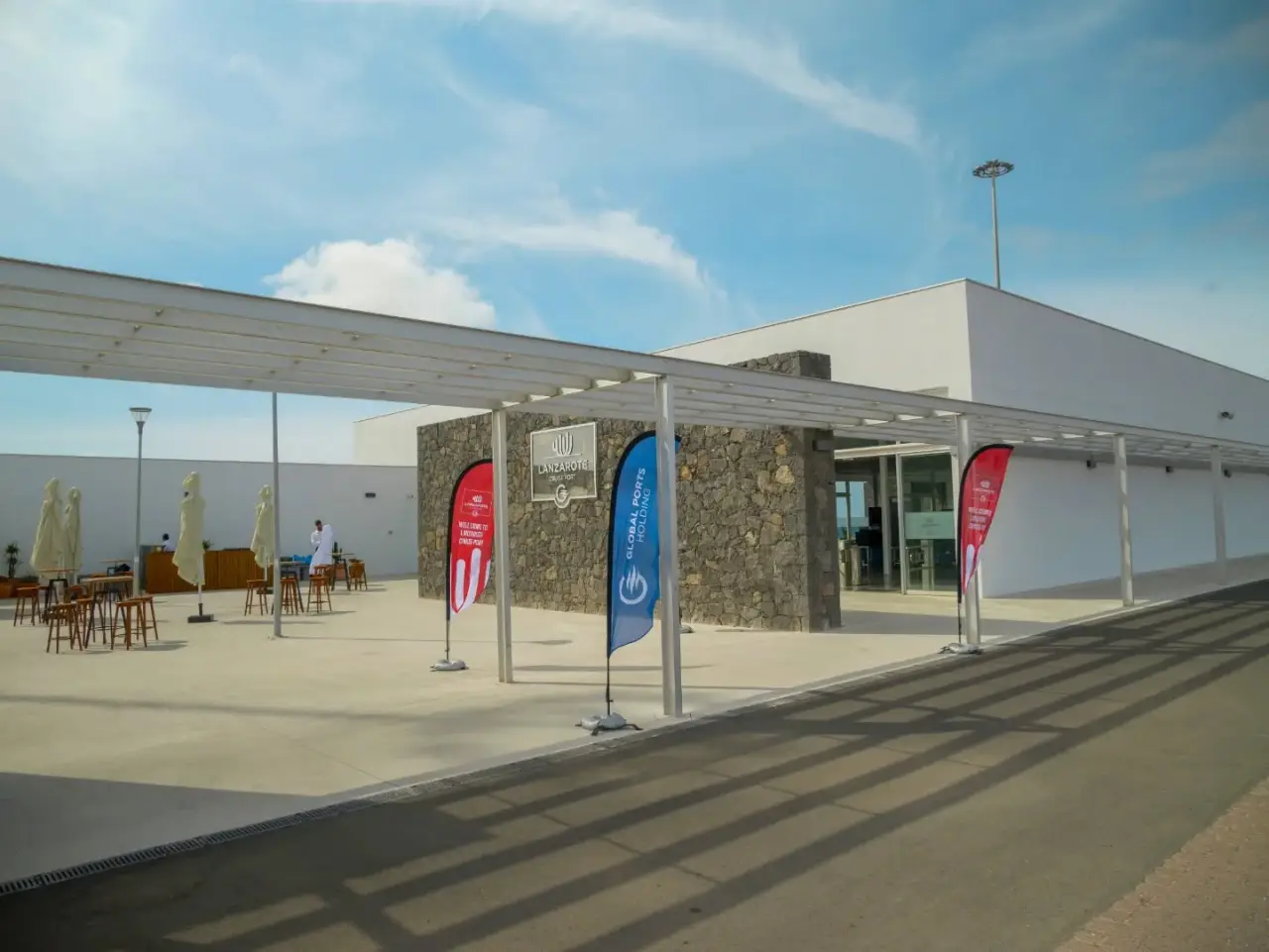 Lanzarote Kruvaziyer Terminali girişinde Global Ports Holding bayrakları ve modern terminal binası