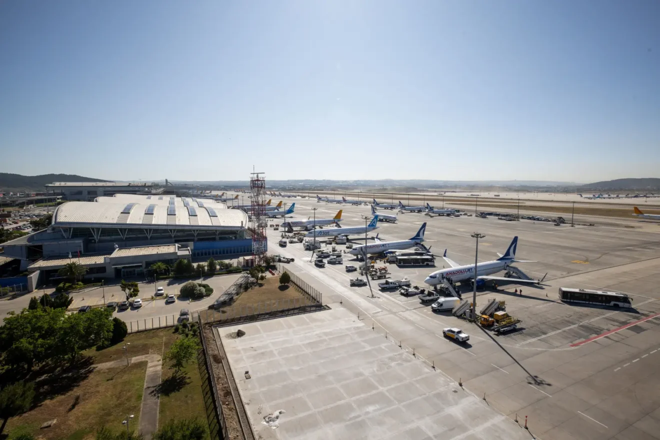 İstanbul Sabiha Gökçen Havalimanı apronunda park halinde uçaklar ve terminal binası genel görünümü