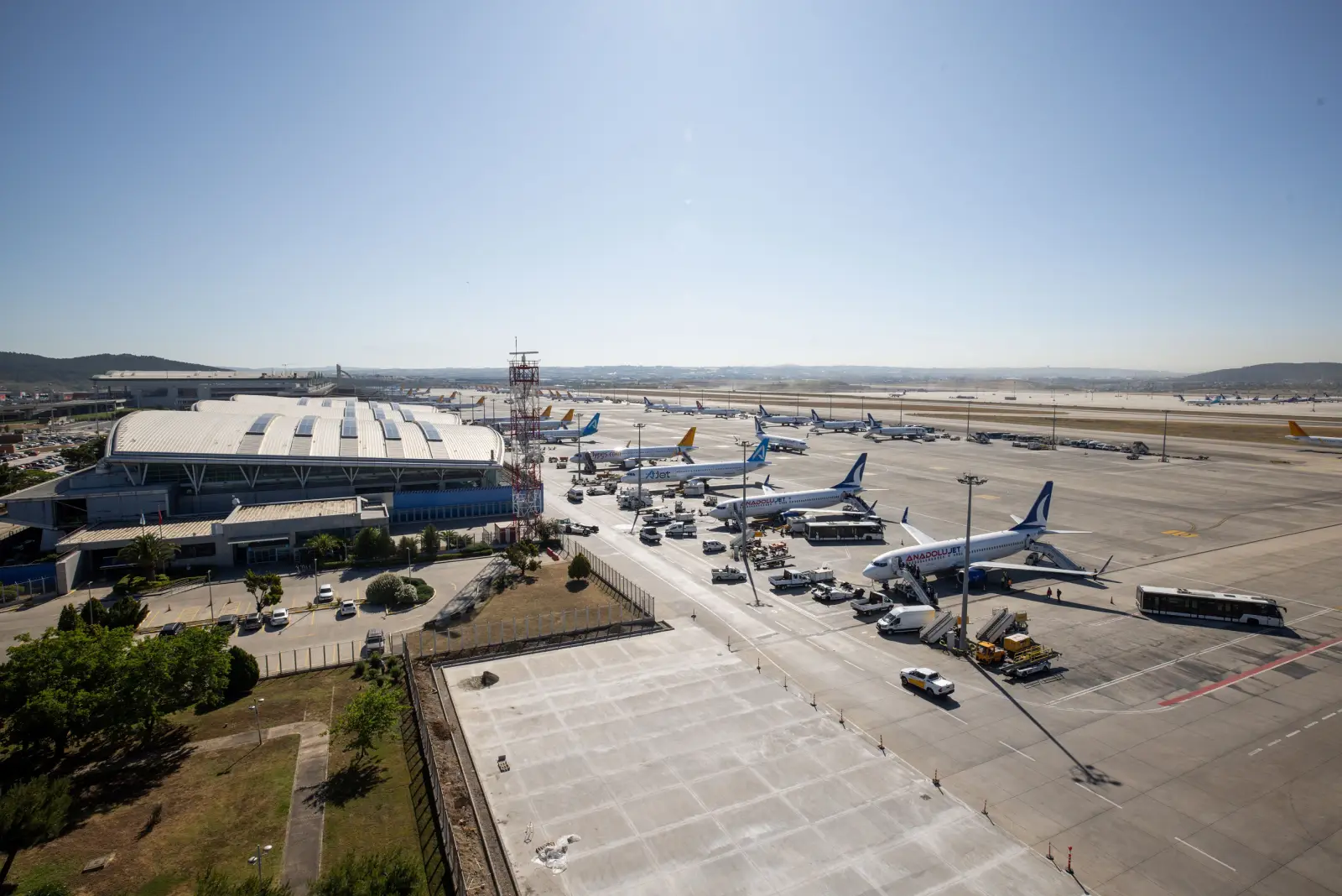 İstanbul Sabiha Gökçen Havalimanı apronunda park halinde uçaklar ve terminal binası genel görünümü