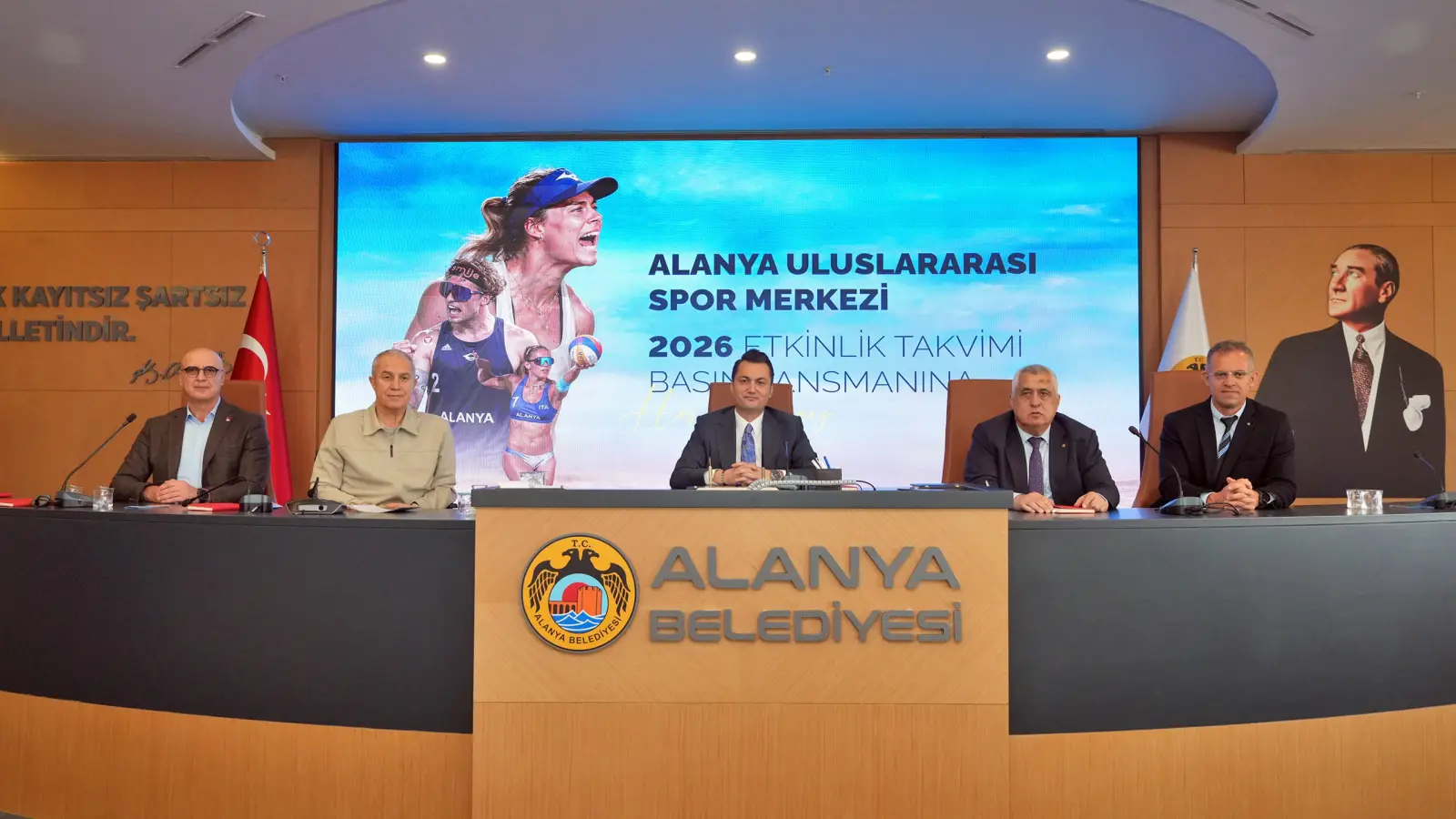 Alanya Belediyesi’nde düzenlenen 2026 plaj voleybolu etkinlik takvimi lansman toplantısında yetkililer sahnede