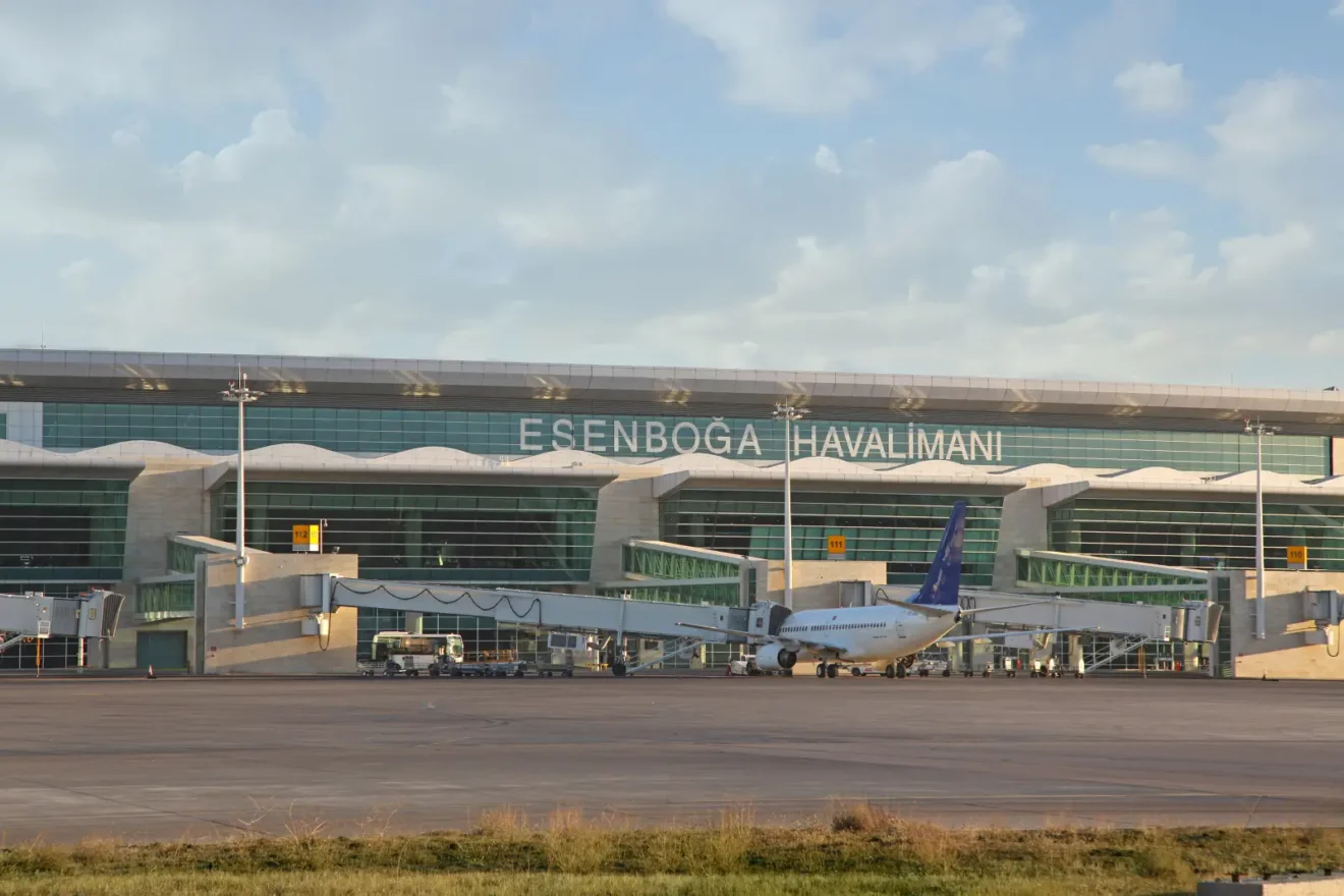Ankara Esenboğa Havalimanı terminal binası önünde park halindeki yolcu uçağı ve apron görüntüsü