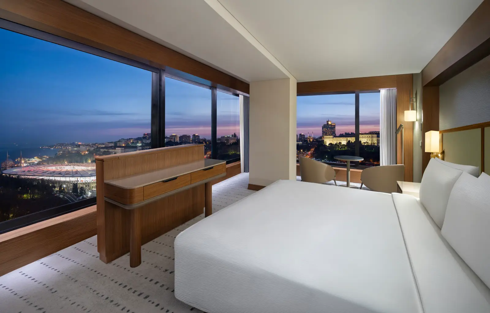 DoubleTree by Hilton İstanbul Maçka Boğaz manzaralı köşe süit odası