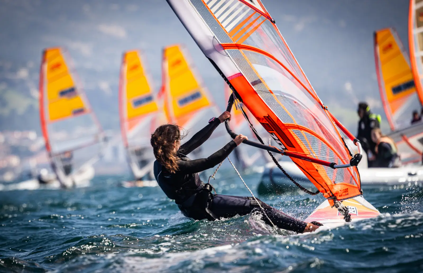 Foça’da düzenlenen Windsurf Dünya Şampiyonası sırasında genç bir sporcu rüzgarlı denizde yarışırken