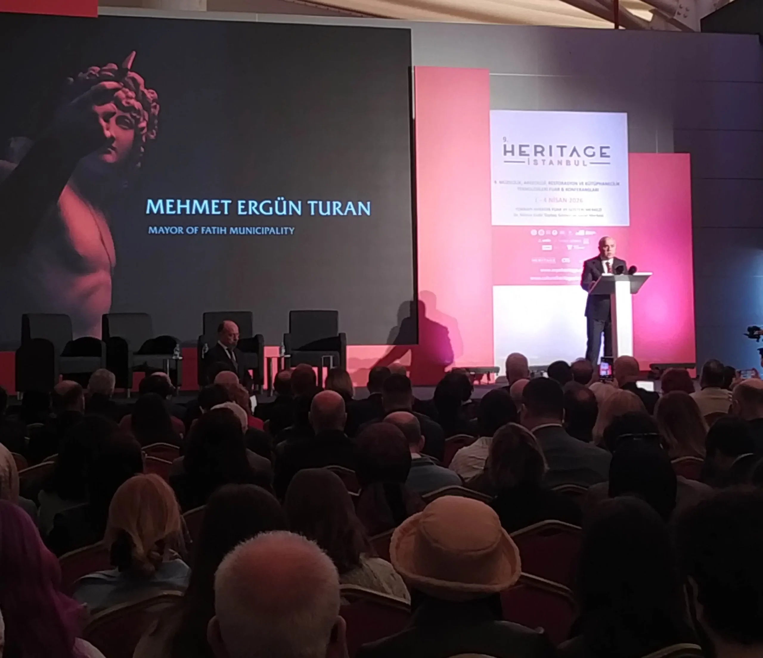 Heritage İstanbul fuarında açılış konferansı sırasında sahnede konuşma yapan yetkili ve dinleyiciler