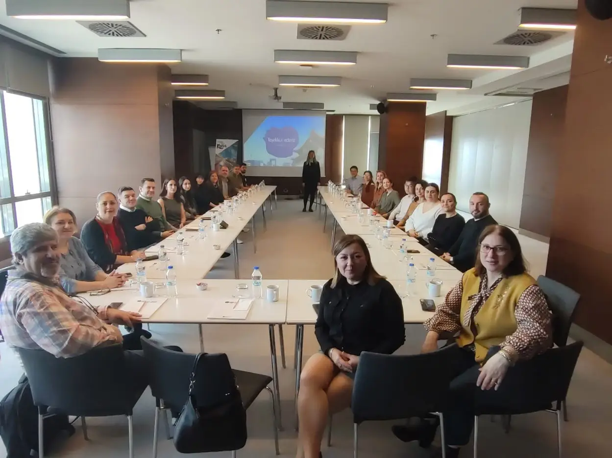 İstanbul’da düzenlenen Kore turizmi tanıtım etkinliğinde toplantı salonunda bir araya gelen turizm sektörü temsilcileri