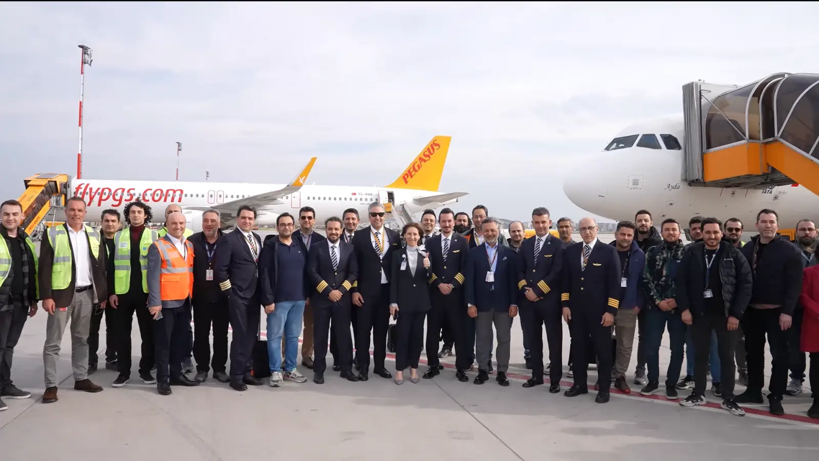 Pegasus ekibi İran'dan dönen uçakların önünde Sabiha Gökçen apronunda