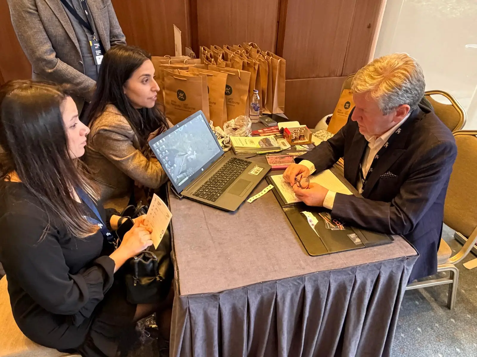 İstanbul’da düzenlenen turizm etkinliğinde Türk acentalar ile Yunan destinasyon temsilcileri arasında B2B görüşme