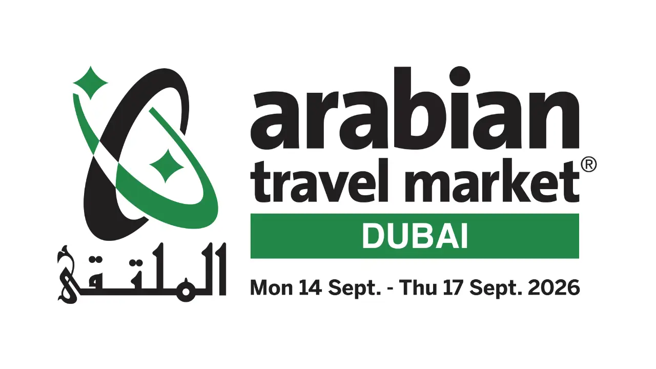 Arabian Travel Market Dubai fuarının resmi logosu. Siyah ve yeşil renklerden oluşan dairesel amblem ile Arapça "El Multeka" yazısı solda yer alıyor. Sağda "arabian travel market" ve yeşil şerit içinde "DUBAI" yazısı, altında "Mon 14 Sept. - Thu 17 Sept. 2026" tarihi görünüyor.