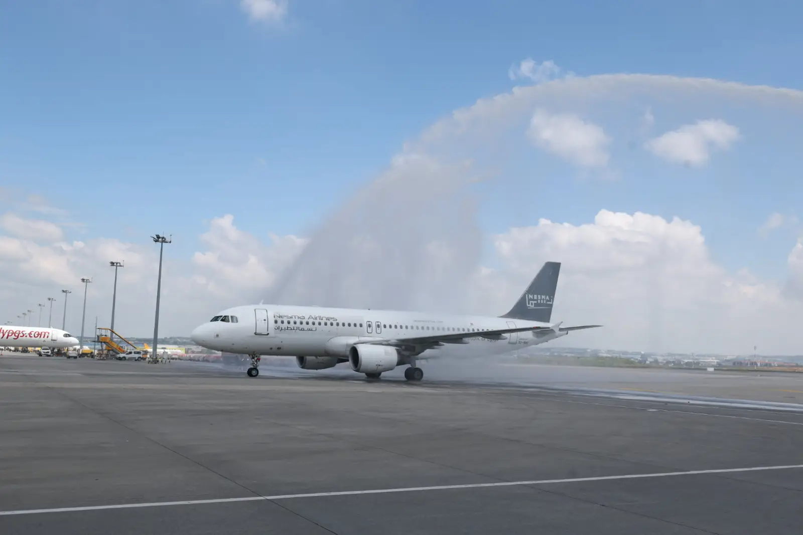 Nesma Airlines uçağı, Sabiha Gökçen Havalimanı’nda su takı seremonisiyle karşılanıyor.