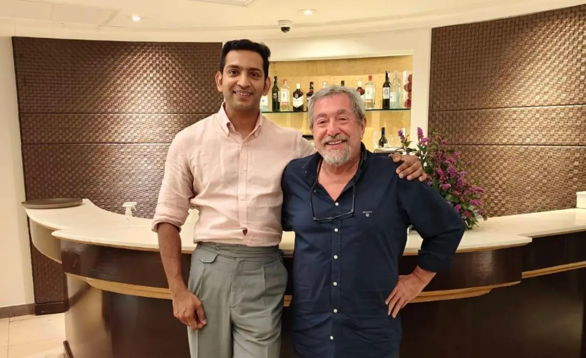 Ajish Menon ve Turizmcinin Gazetesi Genel Yayın Yönetmeni Suat Töre, Tayland’daki Dusit Thani Hua Hin otelinde gerçekleştirilen röportaj sonrası birlikte poz veriyor.