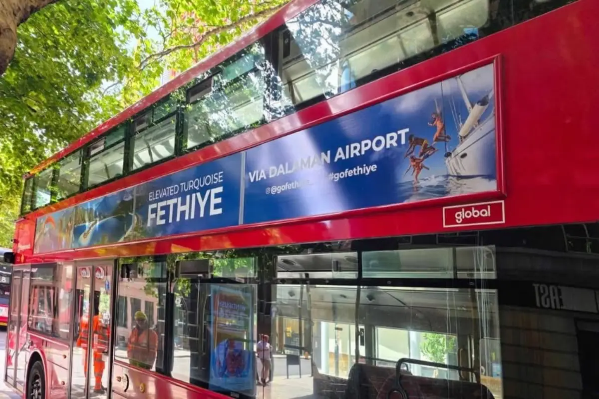 Londra'da kırmızı çift katlı otobüste Fethiye turizm reklamı