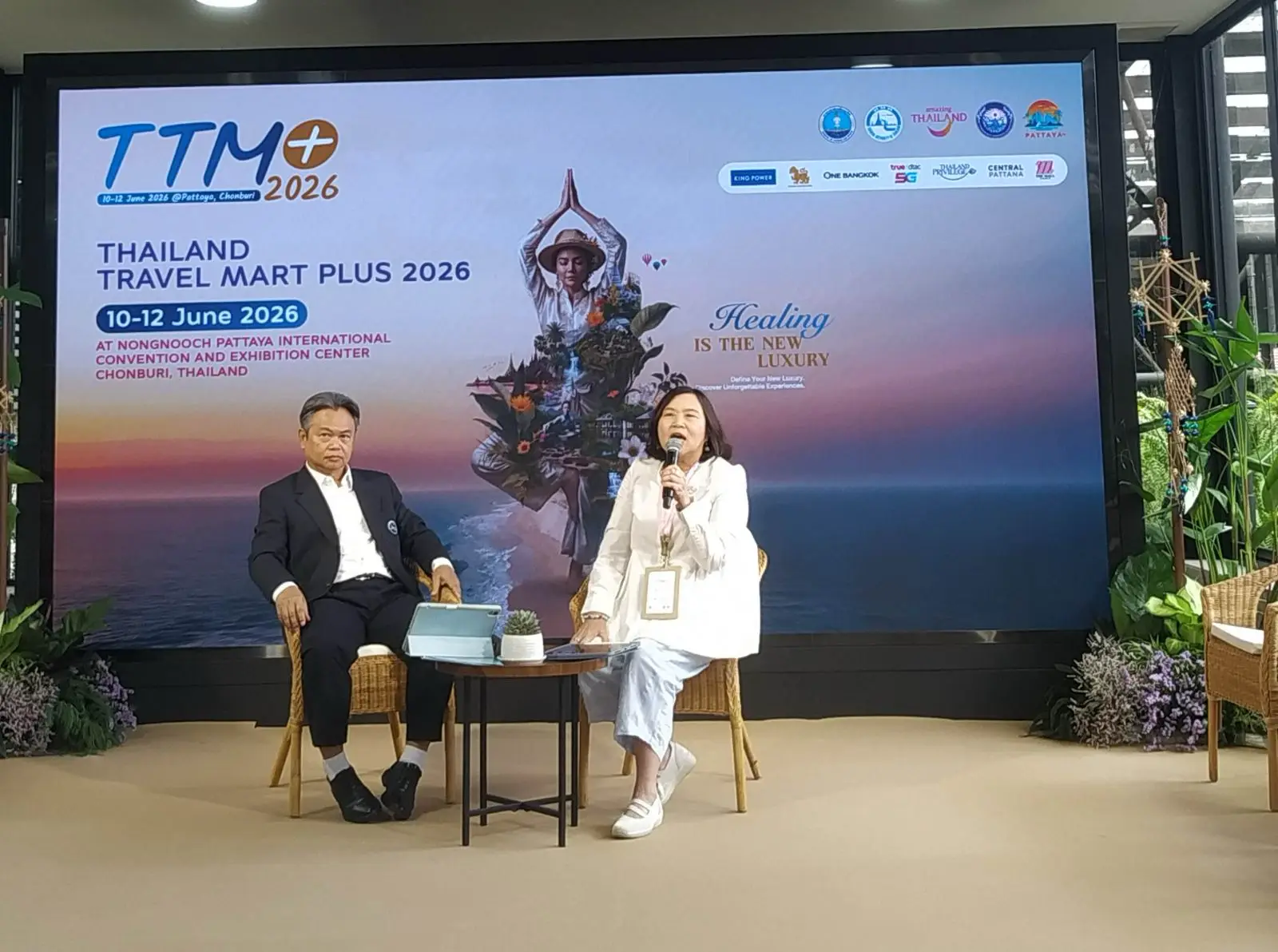 TTM Plus 2026 basın brifinginde sahnede konuşma yapan turizm yetkilileri, Chonburi’deki Thailand Travel Mart Plus 2026 etkinliğinde katılımcılara sunum yapıyor.