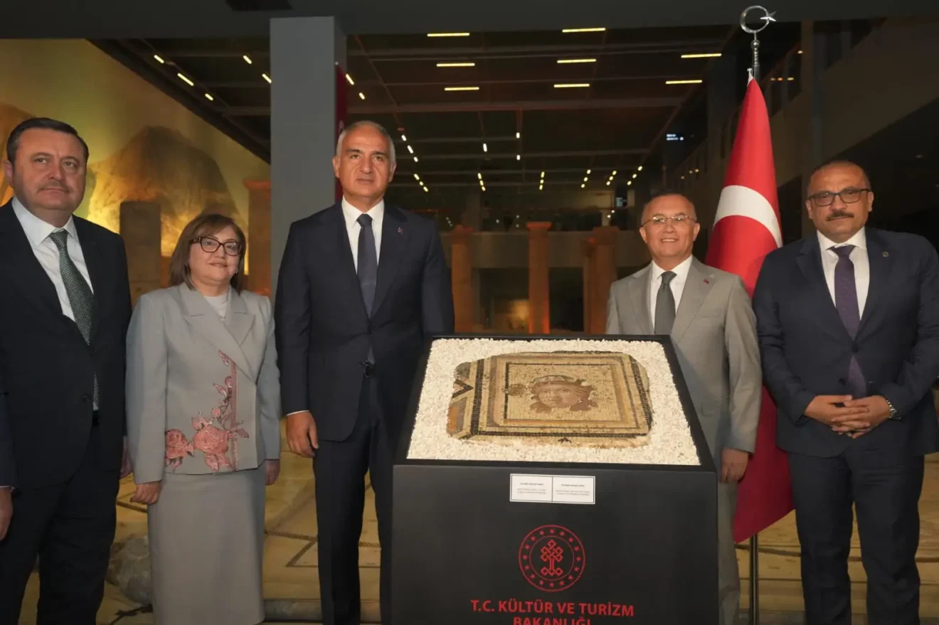 Kültür ve Turizm Bakanı Mehmet Nuri Ersoy ve protokol üyeleri, ABD’den iade edilen Zeugma mozaik panelinin yanında